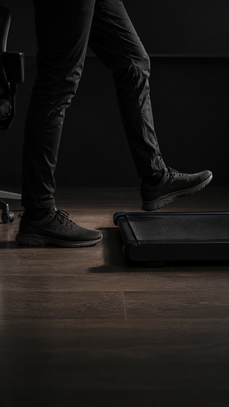 Personne en train de marcher sur un tapis HANTX devant un bureau